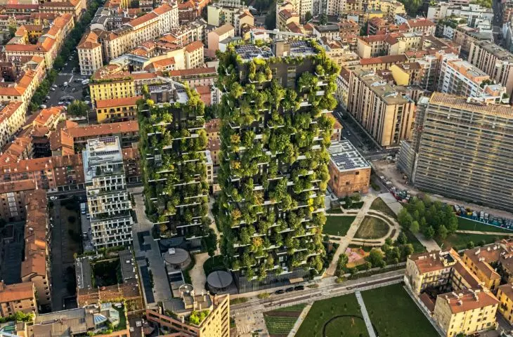 Bosco Verticale (z włoskiego 'Pionowy las' lub 'Wertykalny las') w Mediolanie – widok na wieżowce z lotu ptaka 