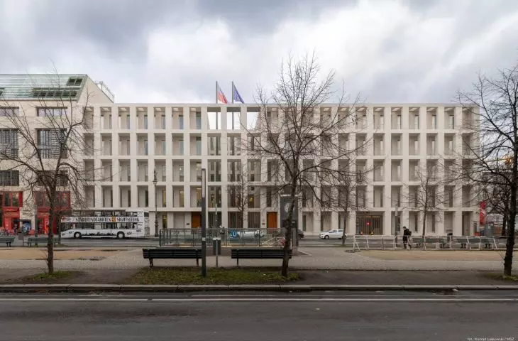 The building with its rhythmic façade complements the frontage of the representative avenue
