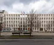 The building with its rhythmic façade complements the frontage of the representative avenue