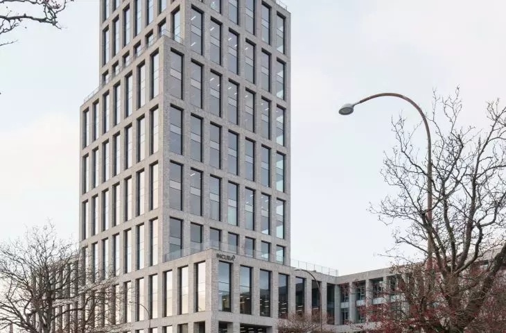 Wieżowiec INCUBA Next w Aarhus, Dania – przeszkloną elewację pokrywa ażurowa struktura z jasnej cegły