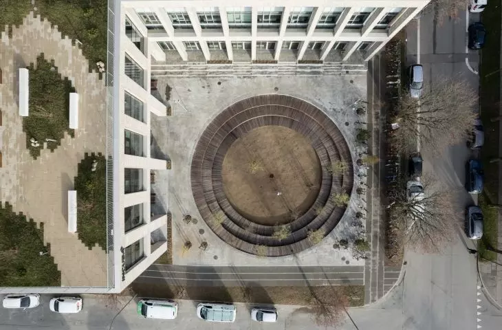 Wieżowiec INCUBA Next w Aarhus, Dania – przed budynkiem zaprojektowano plac, który zapewni przestrzeń do wypoczynku 