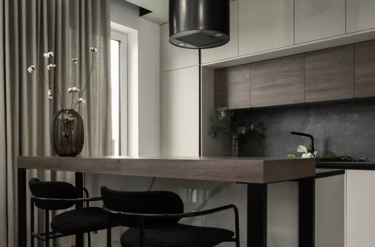 The kitchen island was equipped with black hockers