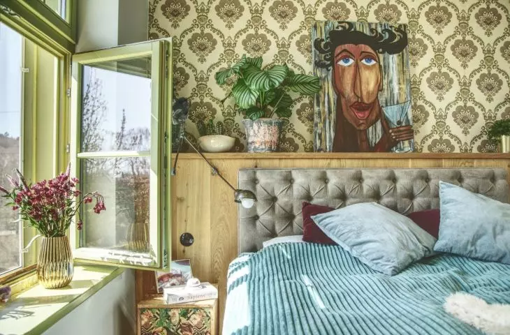Patterned wallpaper and an original painting give the space an artistic flair