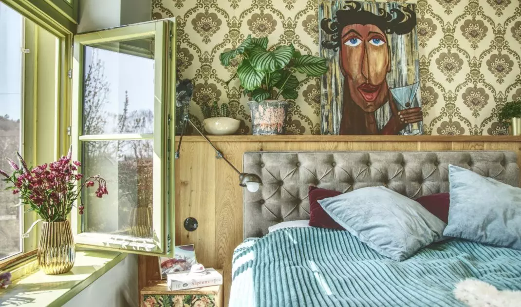 Patterned wallpaper and an original painting give the space an artistic flair