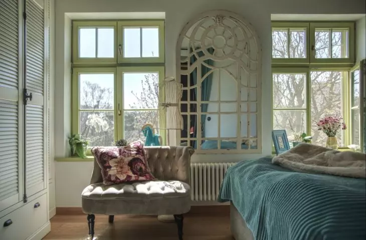 Shabby chic style accessories add a romantic touch to the space