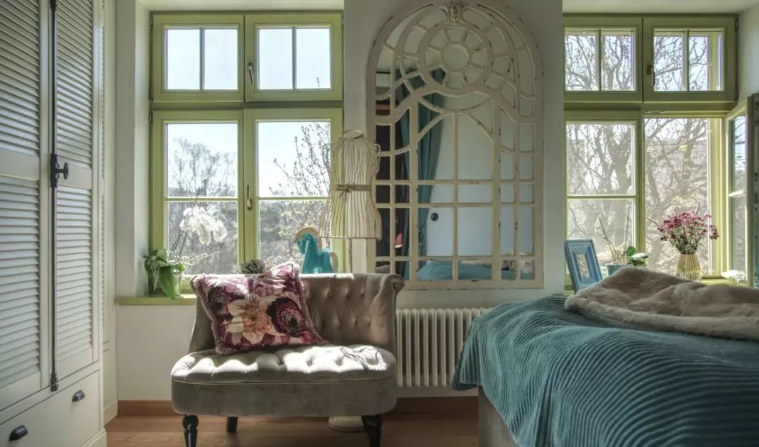 Shabby chic style accessories add a romantic touch to the space