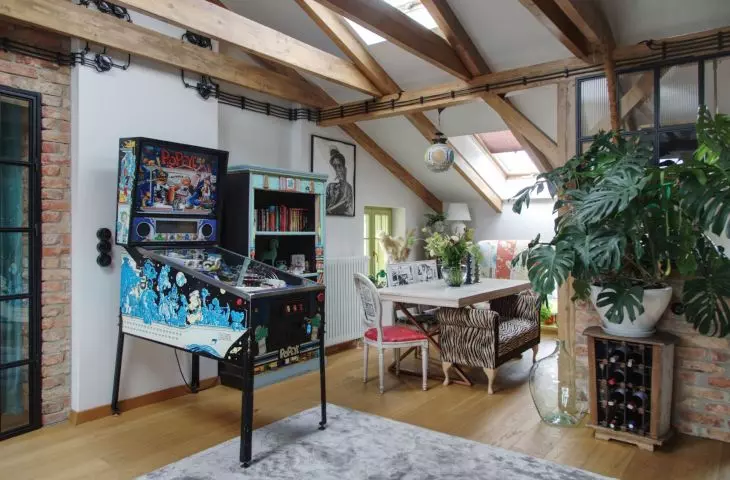 There was even room in the living room for a colorful flipper