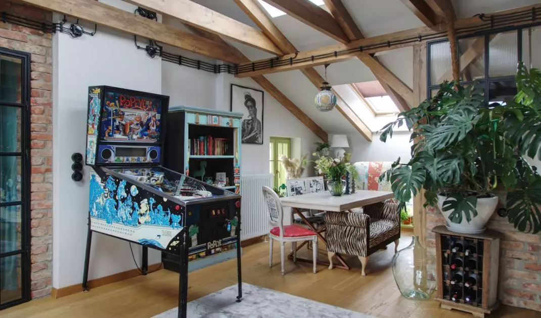 There was even room in the living room for a colorful flipper