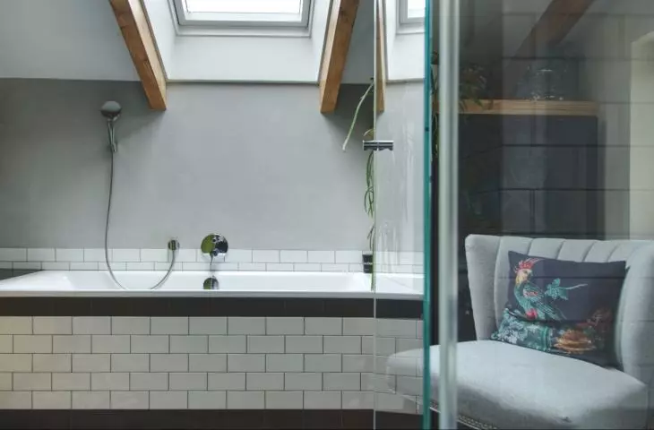 The bathtub was placed under the window