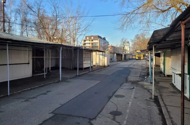 neighborhood market 300 m from Galeria Dębiec