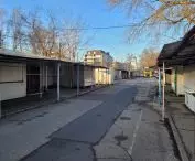 ryneczek osiedlowy 300 m od Galerii Dębiec