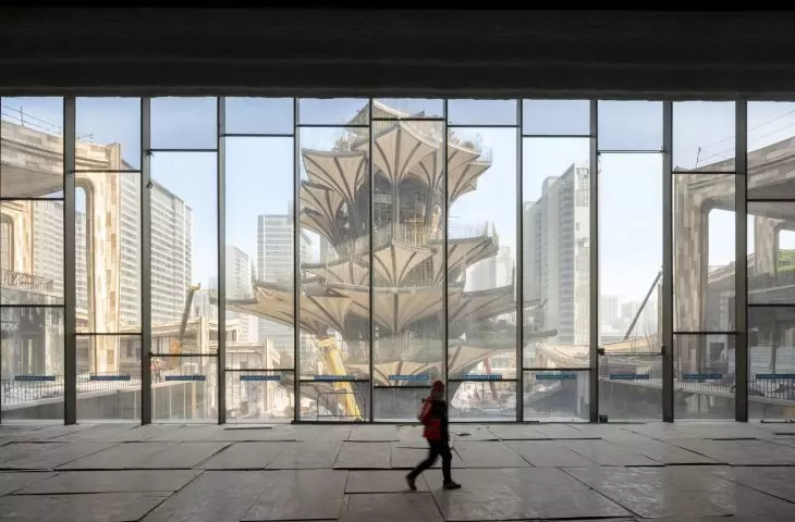 Centrum Kultury i Biznesu w Xi’an, Chiny — widok na Drzewo Xi’an, czyli konstrukcję roślinną pełniącą funkcję pionowego parku