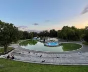 Widok na sadzawkę i budynek Bajlandii w Parku Jordana, 2023 rok