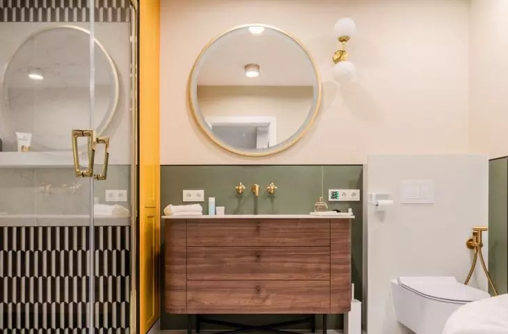 Black and white tiles in the shower area add a dynamic touch