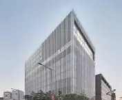 Audeum, czyli Muzeum Dźwięku w dzielnicy Gangnam-gu (Seul, Korea Południowa) – elewacje budynku składają się z aluminiowych rur, które zachodzą na siebie, tworząc dynamiczne cienie  