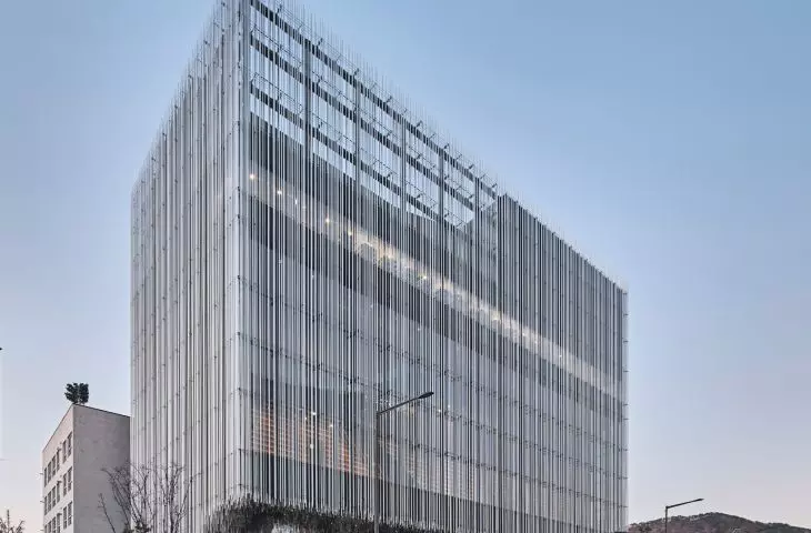 Audeum, czyli Muzeum Dźwięku w dzielnicy Gangnam-gu (Seul, Korea Południowa) – elewacje budynku składają się z aluminiowych rur, które zachodzą na siebie, tworząc dynamiczne cienie  