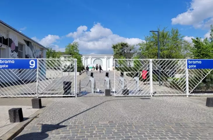 wejście na teren MTP i tzw. Zieloną Rzekę