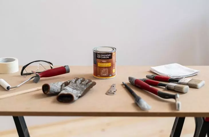 Varnishing is best carried out at a temperature of 15-25°C