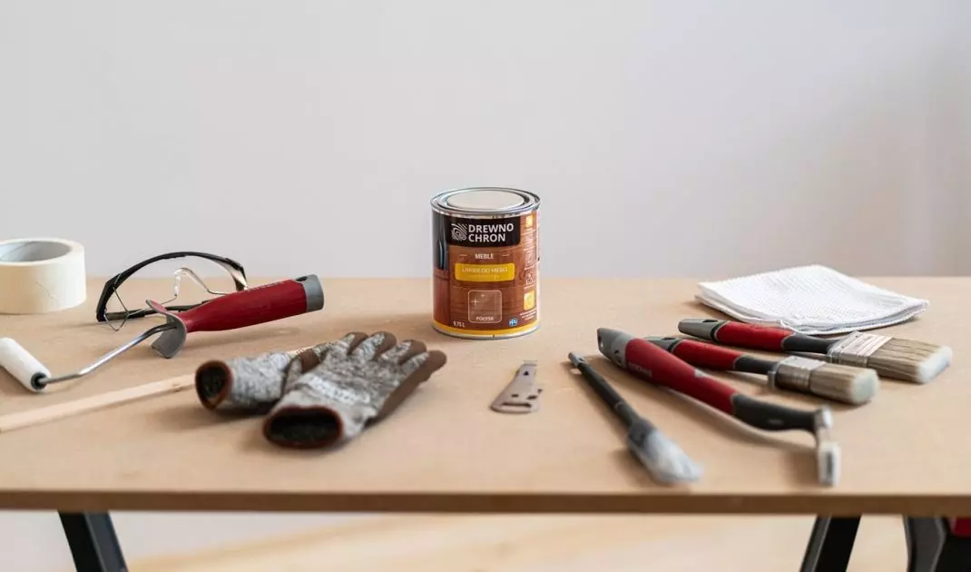 Varnishing is best carried out at a temperature of 15-25°C