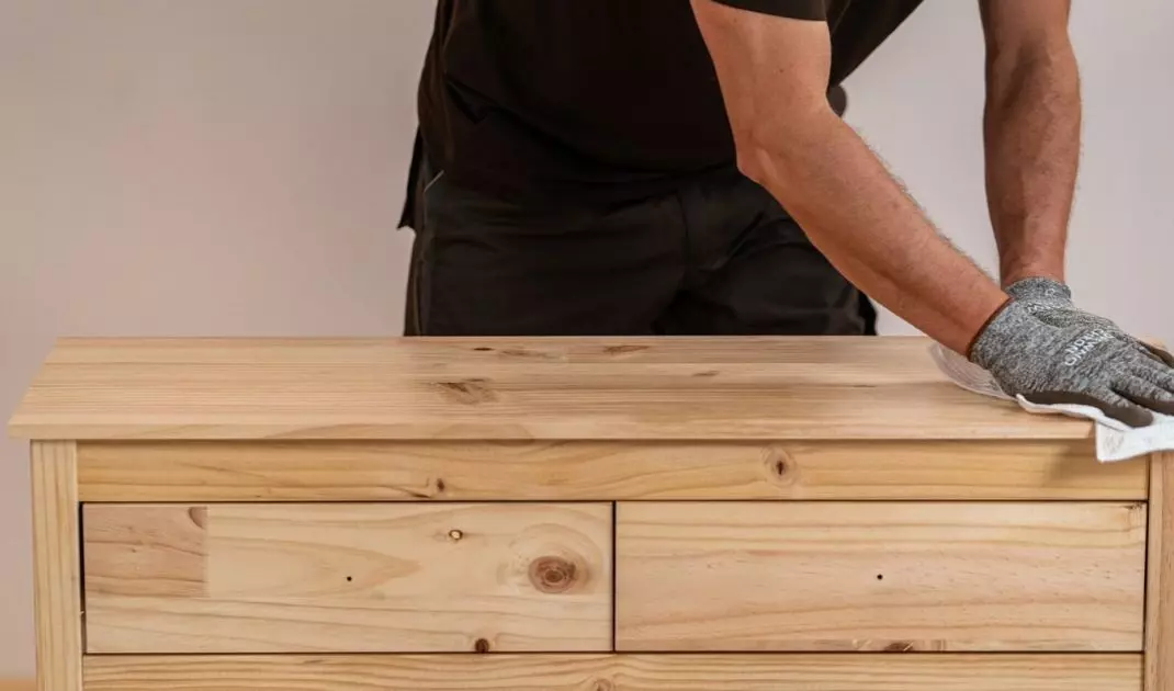 The wood to be painted should be clean and smooth