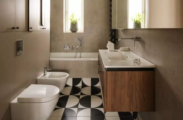 Despite the fact that the bathroom is narrow, it managed to fit a bathtub in it