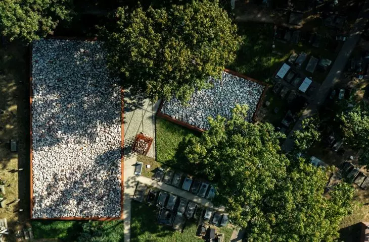 pomnik złożony jest z dwóch otoczonych ramami ze stali kortenowej kwater w formie nasypów opadających w stronę rozdzielającego je niewielkiego placu