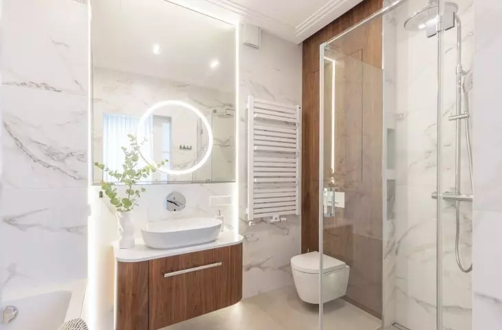 The walls of the bathroom have been tiled in a marble pattern