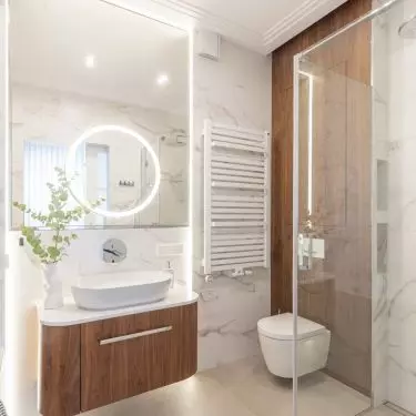 The walls of the bathroom have been tiled in a marble pattern