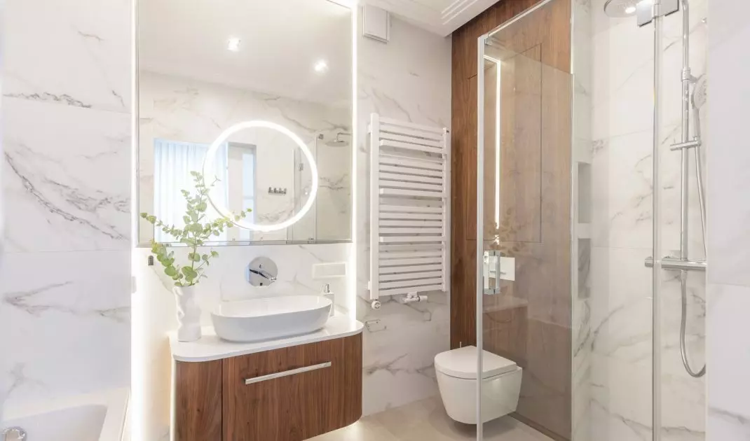 The walls of the bathroom have been tiled in a marble pattern