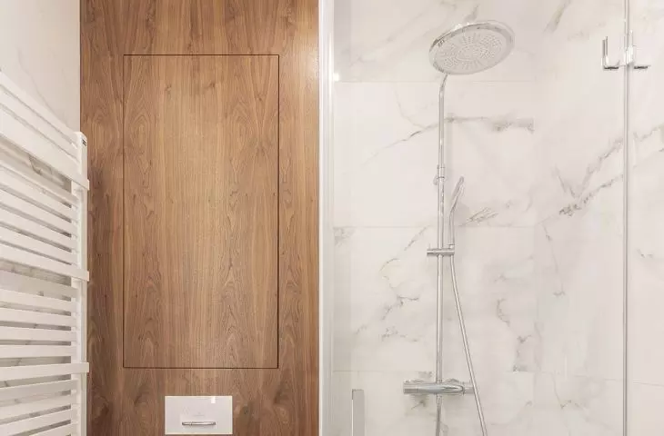 The shower is equipped with a rain shower head