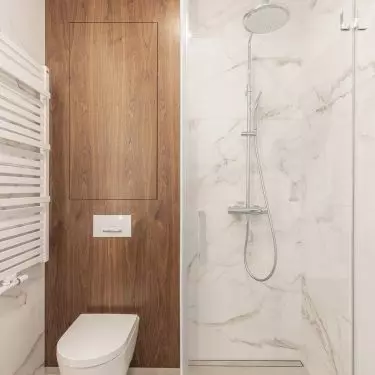 The shower is equipped with a rain shower head