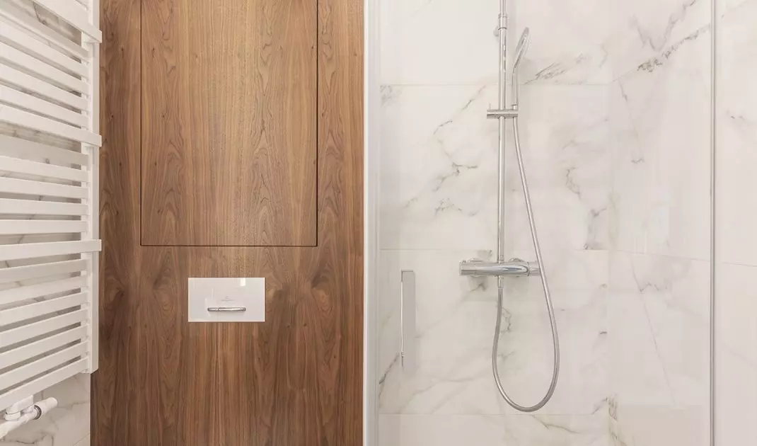 The shower is equipped with a rain shower head