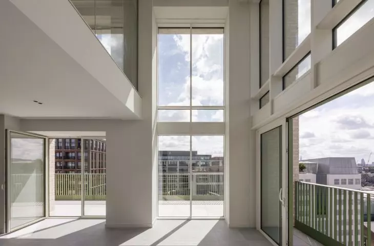 Budynek mieszkalny „Capella” w Londynie  — układ apartamentów jest funkcjonalny i przejrzysty, maksymalizując widoki na pobliski park oraz miasto