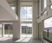 Budynek mieszkalny „Capella” w Londynie  — układ apartamentów jest funkcjonalny i przejrzysty, maksymalizując widoki na pobliski park oraz miasto