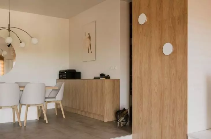 A conversation pit, or recess with a sofa, was arranged in the living room