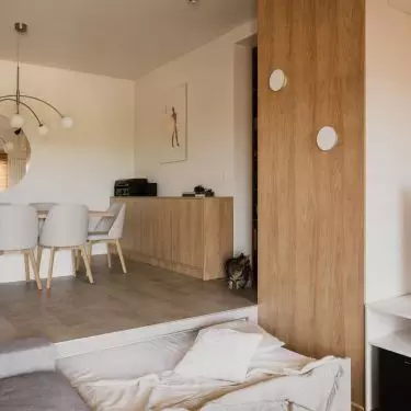 A conversation pit, or recess with a sofa, was arranged in the living room