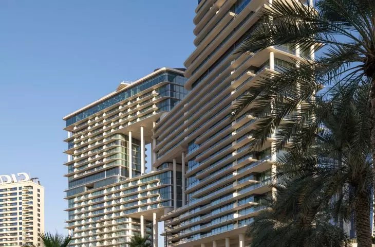 Hotel „The Lana” oraz kompleks mieszkaniowy „The Lana Residences” w Dubaju — obiekt usytuowano niedaleko centrum miasta, wzdłuż przystani Marasi