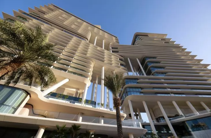 Hotel „The Lana” oraz kompleks mieszkaniowy „The Lana Residences” w Dubaju — szklana elewacja jest podzielona poziomymi listwami w delikatnym odcieniu beżu