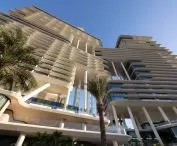 Hotel „The Lana” oraz kompleks mieszkaniowy „The Lana Residences” w Dubaju — szklana elewacja jest podzielona poziomymi listwami w delikatnym odcieniu beżu