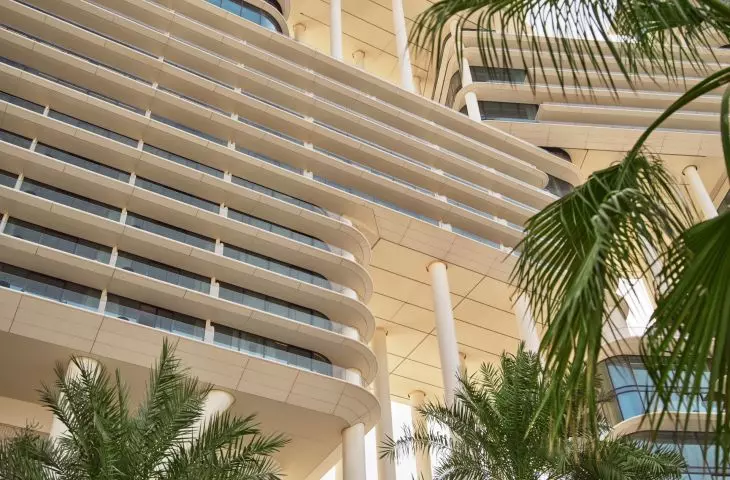 Hotel „The Lana” oraz kompleks mieszkaniowy „The Lana Residences” w Dubaju — pionową równowagę do projektu wprowadzają solidne słupy