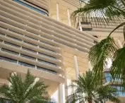 Hotel „The Lana” oraz kompleks mieszkaniowy „The Lana Residences” w Dubaju — pionową równowagę do projektu wprowadzają solidne słupy
