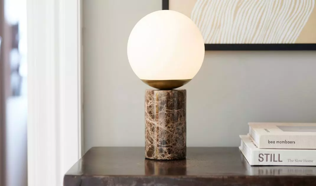Lampa z marmurową podstawą jest bardzo stabilna