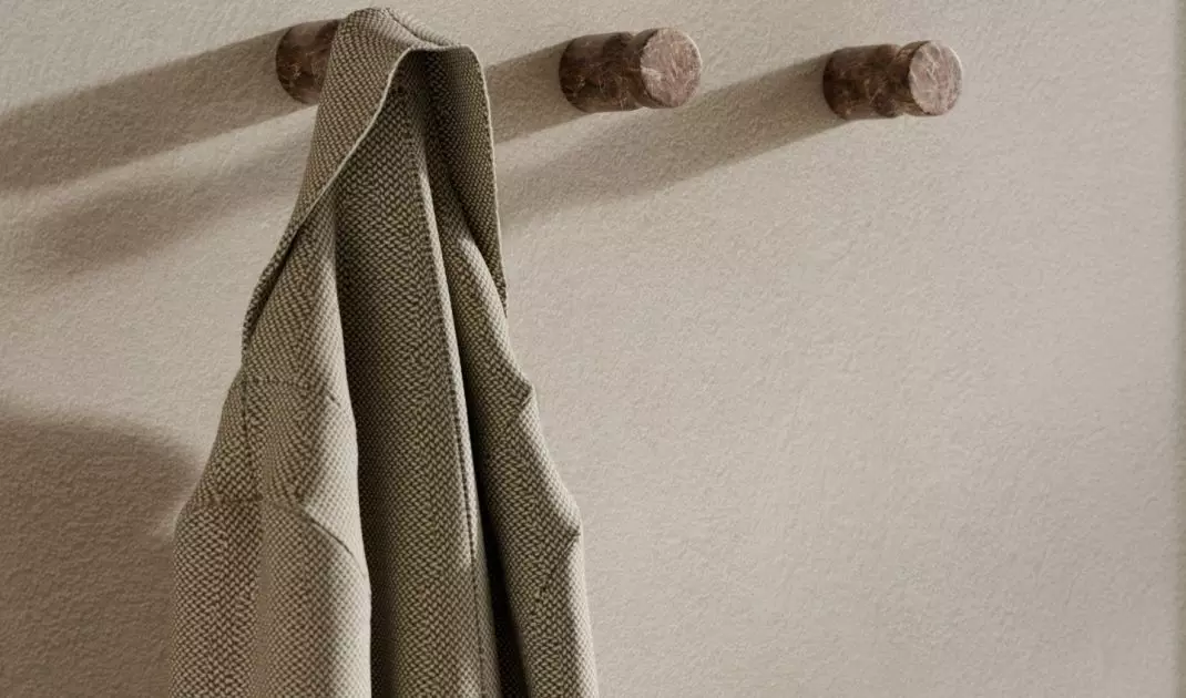 Marmurowe haczyki na płaszcze urozmaicą przedpokój
