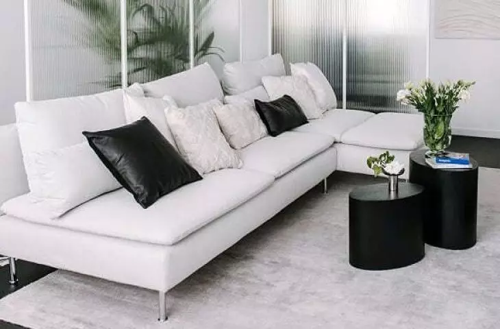 The fluting on the glass refers to the upholstered trim 