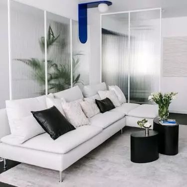 The fluting on the glass refers to the upholstered trim