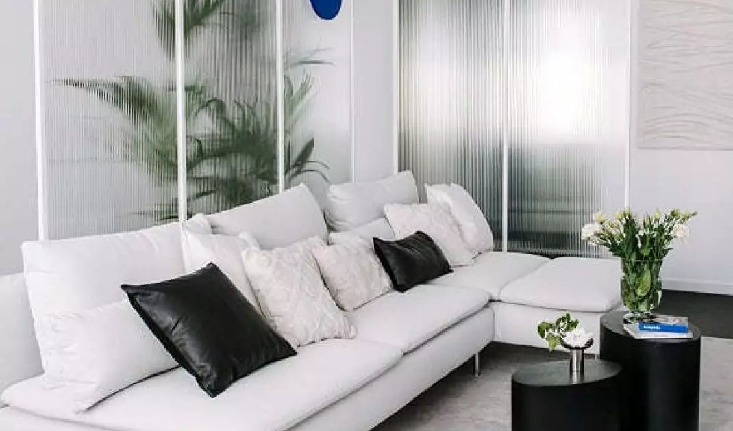The fluting on the glass refers to the upholstered trim 
