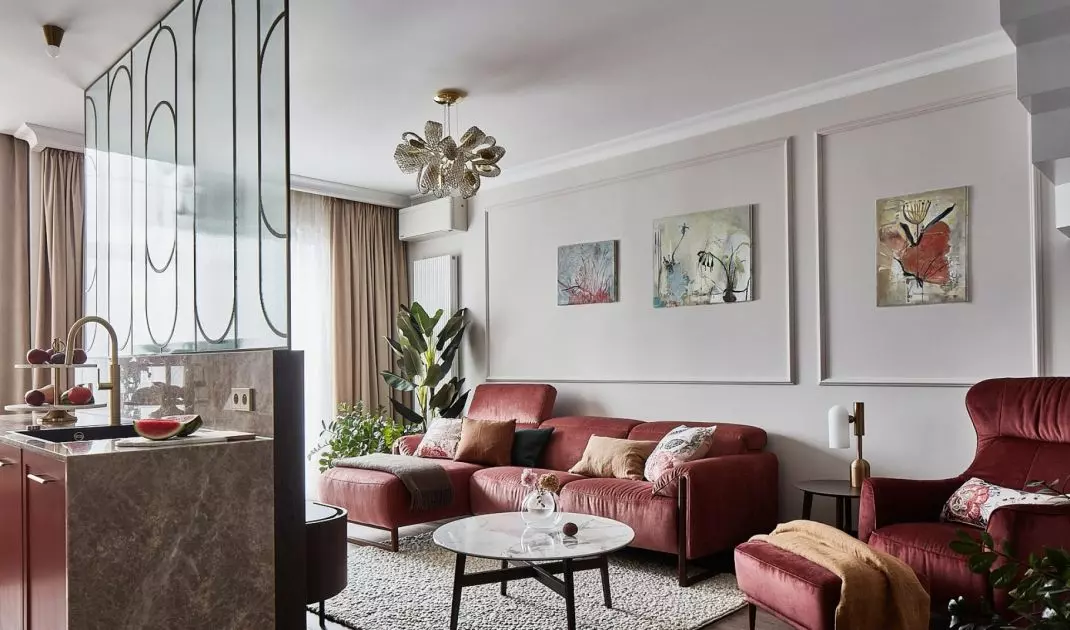 Strefa dzienna dzieli się na salon, kuchnię i jadalnię  