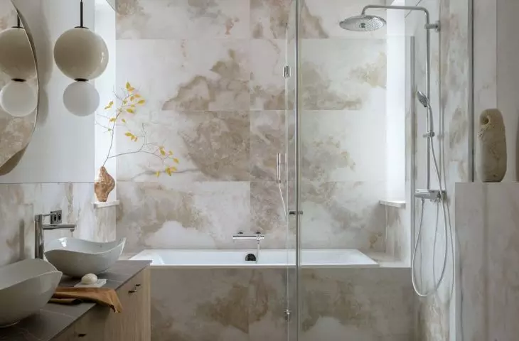 The bathroom is kept in a beige color scheme 