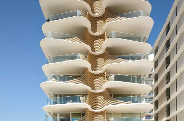 Budynek mieszkaniowy Norfolk w Gold Coast w stanie Queensland w Australii — nazwa „Norfolk” pochodzi od inspiracji architektów araukarią wyniosłą (z ang. Norfolk pine), lokalnym gatunkiem sosny