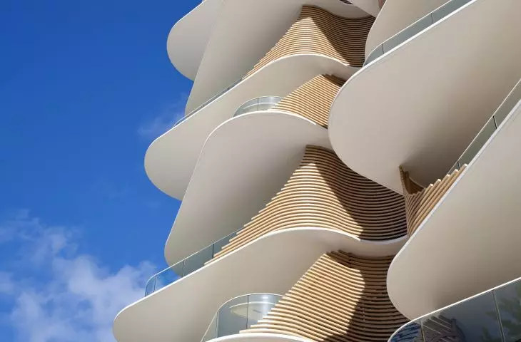 Budynek mieszkaniowy Norfolk w Gold Coast w stanie Queensland w Australii — budynek liczy dziesięć kondygnacji i mieści 15 apartamentów oraz dwa dwupoziomowe mieszkania